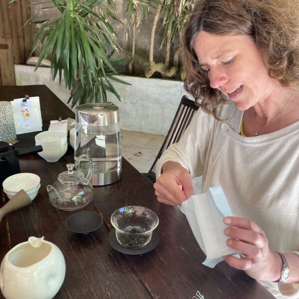 nina und teevorbereitung